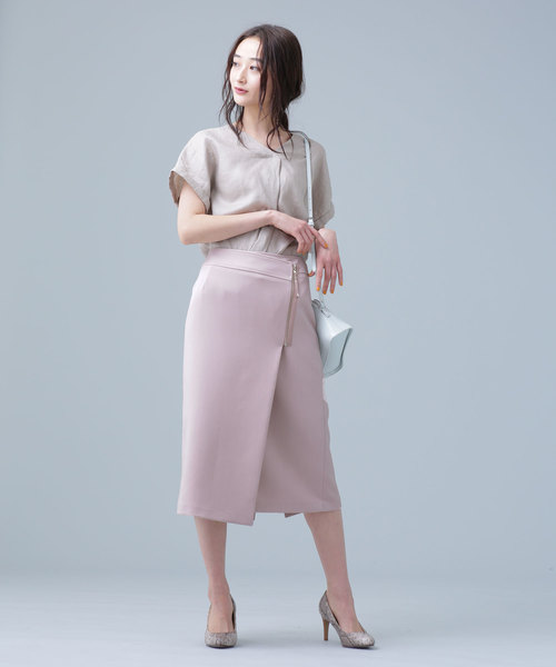 上衣紮進窄版裙，達到俐落顯瘦效果