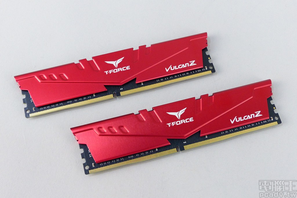▲ 編輯部的測試品為紅色 16GB x 2 共 32GB 雙通道套件組，其中一面的紅色散熱片印有 T-FORCE 與 VULCAN Z 圖示。