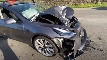 Tesla Model 3 被卡車輪胎迎面撞上，車頭都凹進去，但人毫髮無傷的走出來 | LINE購物