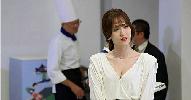 魏蔓胸前的布被扯開！　「當場爆乳」超有料
