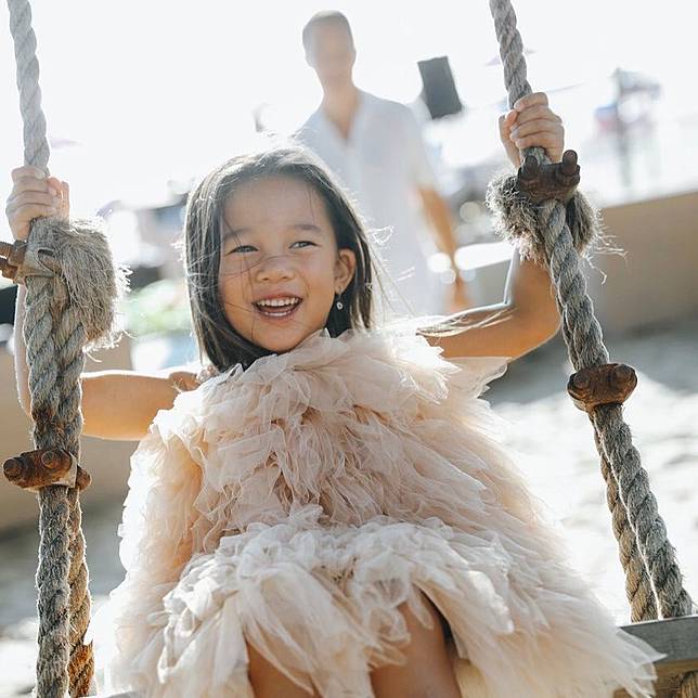 10 Gaya Stylish Kiyomi Anak Jennifer Bachdim, Calon Fashionista Nih