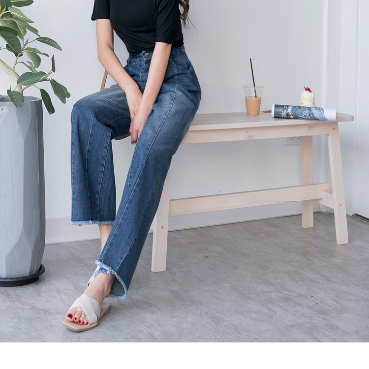 選用高含棉牛仔質料，<br />手感柔軟給予肌膚好感穿著。<br />下擺抽鬚搭配剪接線的設計<br />營造率性簡約的個性STYLE~<br />百搭的牛仔下身搭配任一上衣都好看有型~!<br /><br />**************<br /><br />小提醒：<br />釦可開、口袋為真、<br />深色衣物建議單獨洗滌，以翻面手洗或放洗衣袋洗較佳喔(勿用熱水)<br />並建議新品穿著前請先下水洗滌，以避免染色問題唷~