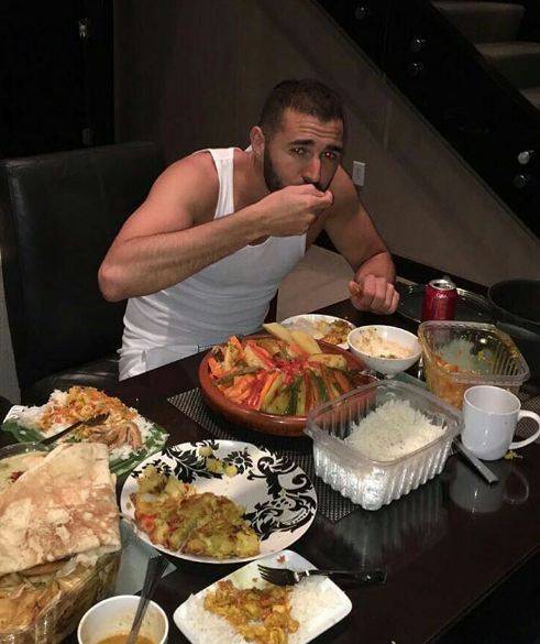 Momen 4 Bintang Sepak Bola Dunia Saat Berbuka Puasa, Sederhana Banget