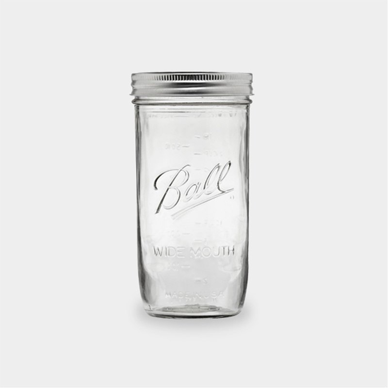 由Ball®所生產的Mason Jar(梅森鑵)，已有百年暢銷的輝煌歷史。在沒有冰箱的年代，鐵匠梅森先生設計出了這款密封度優異的儲藏鑵，三件式的構造以玻璃罐搭配金屬環與密封膠圈墊片，有效延長了食物的保