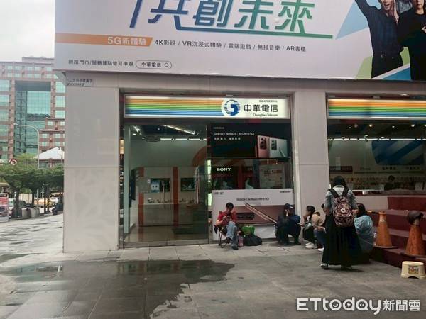 Iphone12今天開賣 各大電信商推好康拚人氣蘋果直營店淡定迎客 Ettoday新聞雲 Line Today