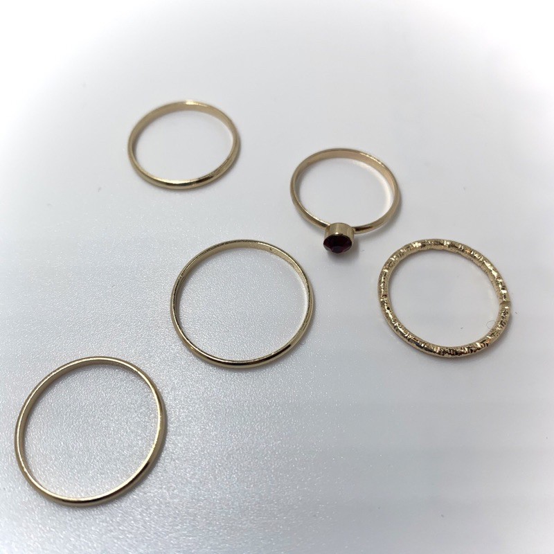 精緻百搭的一款戒指不用再東挑西選一組價=5個戒指非常划算唷小的可佩戴在手指關節當關節戒指多層次戴法氣質優雅滿分!歡迎點大頭貼進入商店看更多商品#點我看更多Chis戒指Chis提供多樣從頭到腳的美麗配件