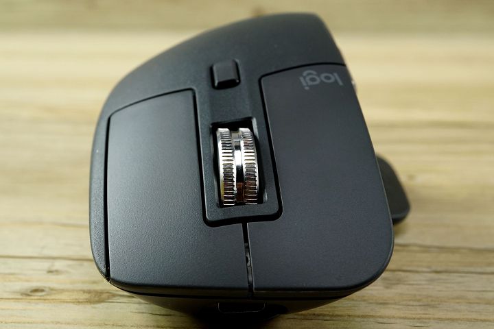 滑鼠的主要握持部位呈現傾斜面，符合人體工學，讓手掌可以完全不費力地浮貼於其上。