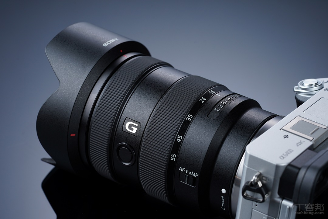 也因為鏡頭本身並不具備光學防手震功能，鏡頭本身的操作鈕相對簡潔，除了對焦環與變焦環之外，僅只有對焦固定鈕以及 AF/MF 開關。