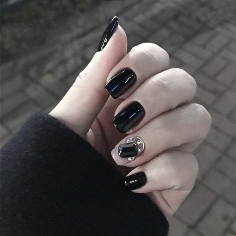 商城因配合蝦皮政策走物流配送超商，除周日物流不收貨無法出貨外，其餘下單24小時內會出貨喔 美甲工具：材質：ABS樹脂規格：24片/盒配件:24小粒果凍背膠+膠水+酒精擦拭片貨源：公司貨產地：中國保存期