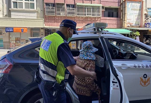 失智阿婆徘徊馬路口暖警察覺有異護送回家 觀傳媒 Line Today