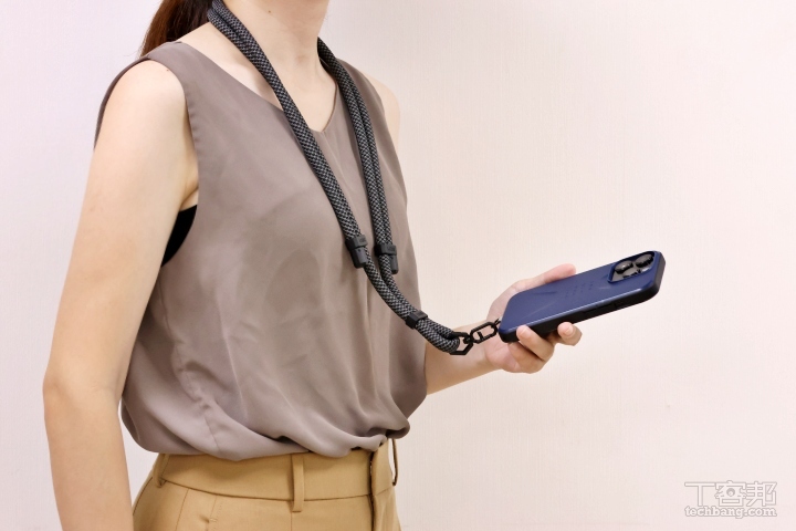 若是用手機背帶則是像這樣，可調節的長度介於 86 公分至 160 公分之間，背在脖子上稍微會有點摩擦感，但對我來說不至於感到不適，剛開始使用時背帶會比較「硬」，沒那麼服貼脖子和身型，用幾次之後會好一些，背起來更順手。