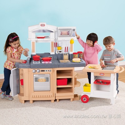 廚房與餐車分開的組合，且俱啟發性的基礎扮演遊戲，讓家裡的小廚師發光發亮吧
