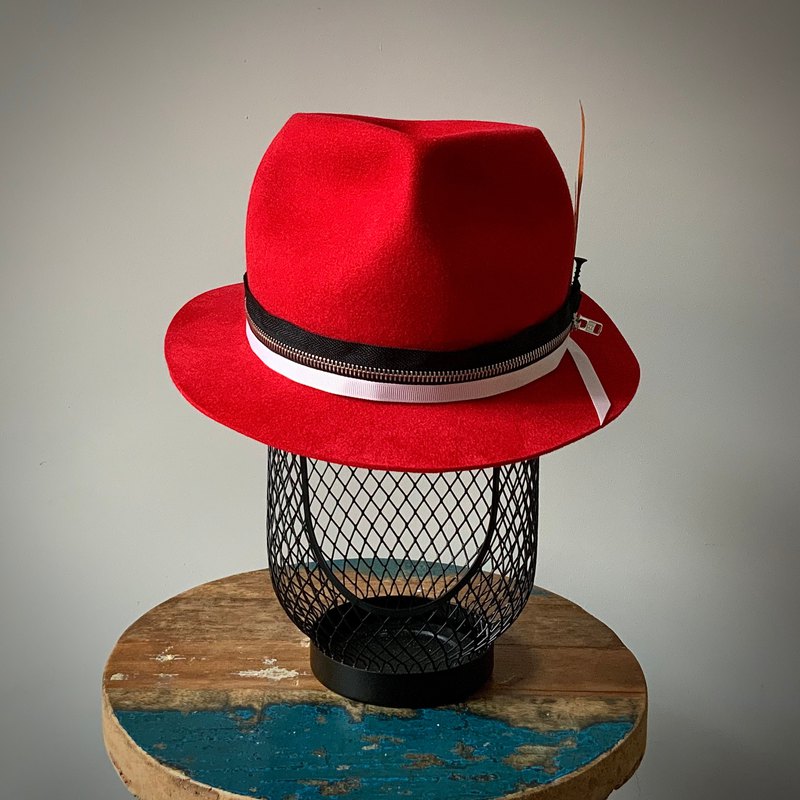 您好，這裡是HYOKOU手工帽子個人工作室。為您製作出專屬於您的帽子。