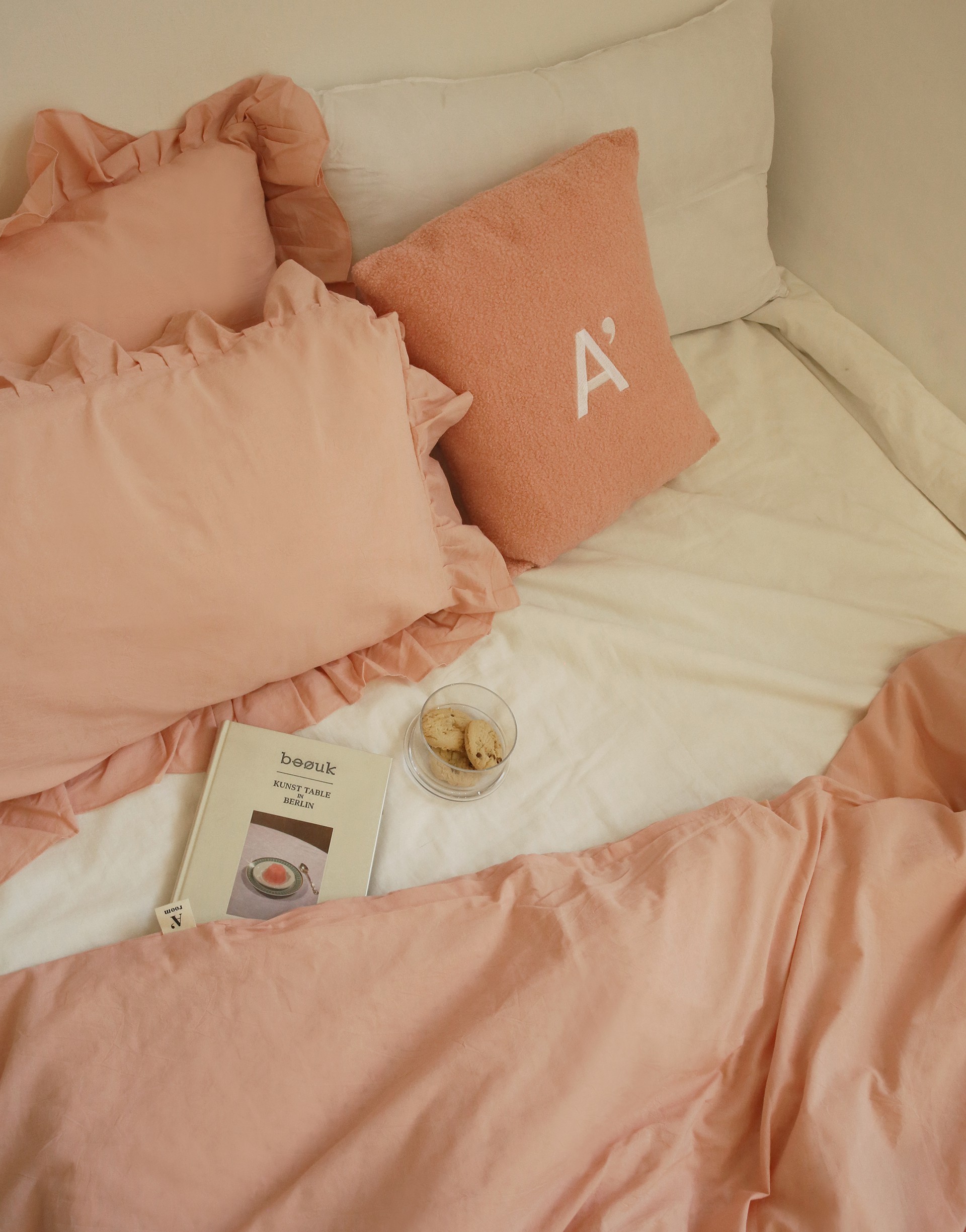 100% 水洗純棉 / 面料親膚不刺激 / 不易褪色及起毛球 / 床包組內容: 床包*1+ 被套*1荷葉枕套*2+收納束口袋*1