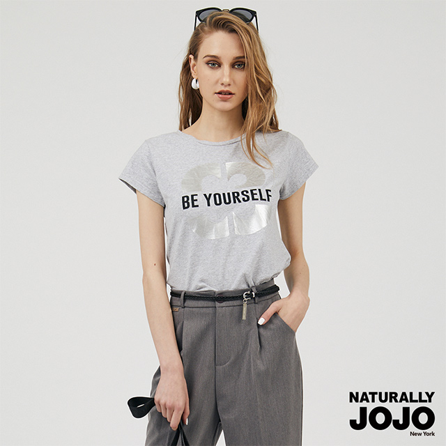 今夏最夯，充滿原創風格的熱門單品，燙銀印花設計，搭配個球鞋運動風呈現不同的街頭美感。