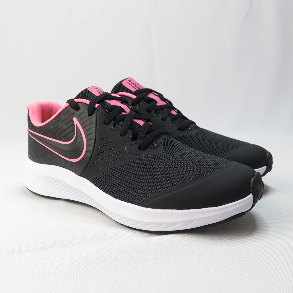 #NIKE #慢跑鞋 #大童 #RUNNER ◇所有商品皆100%公司正品 全新現貨 販售商品皆開立發票 敬請安心選購☺◇本賣場實體店面位於桃園中壢市中正路商圈，經營三十餘年，為品牌簽約經銷商，現擴及
