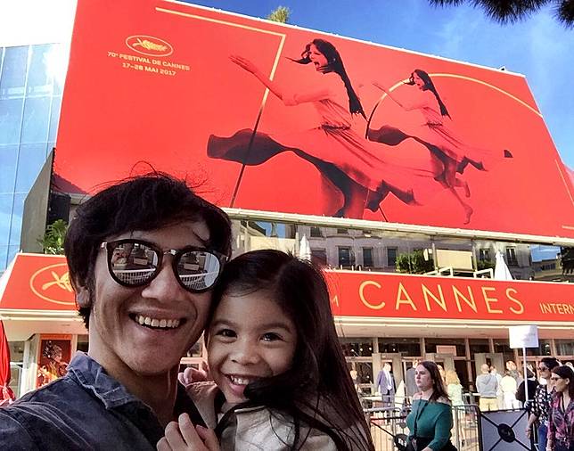 10 Potret Bapak Artis Gendong Anak, Suami Idaman Banget Sih