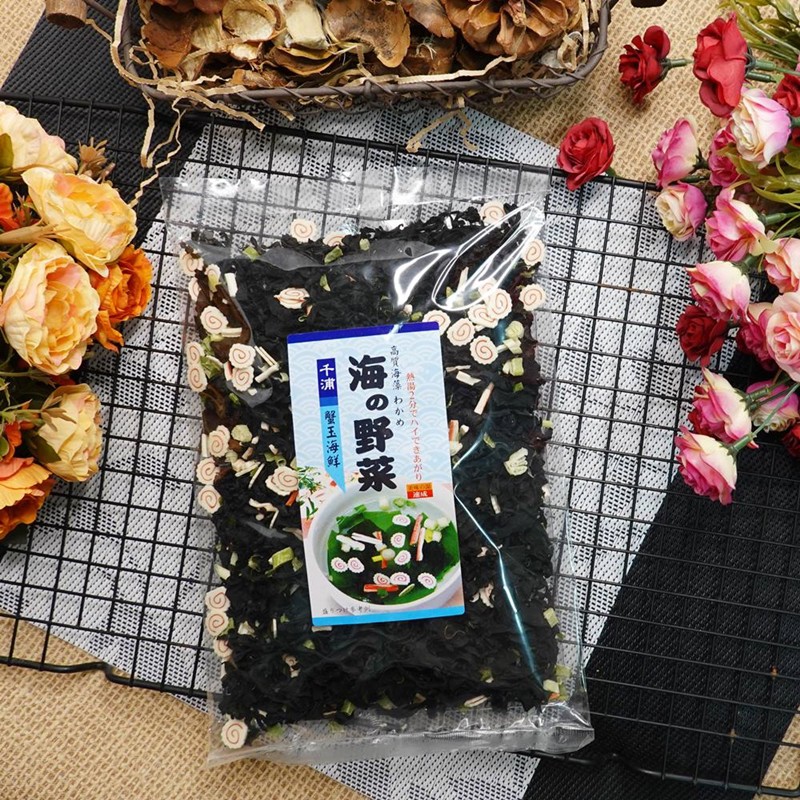 (廚房美味)千浦海帶芽-蟹玉海鮮 100g【4713790000131】 內容物/規格:100g 產地:日本 商品特色:營養價值高，為補充現代人平常較少攝取之海中良好礦物質。 保存期限：每批效期不一 