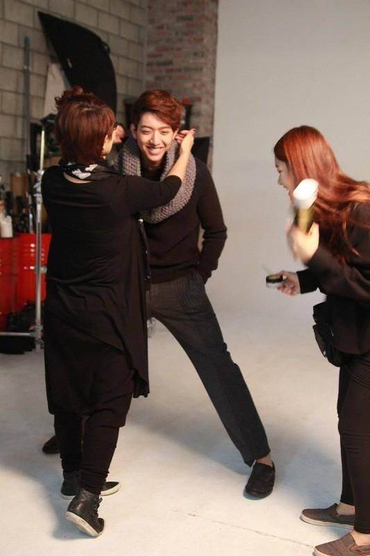 Terlalu Tinggi, Pose 13 Seleb Korea Saat Didandani Stylist Ini Kocak