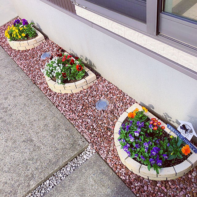 花壇で庭を自分らしく演出したい方へ 花壇のdiyアイデア Roomclip Mag