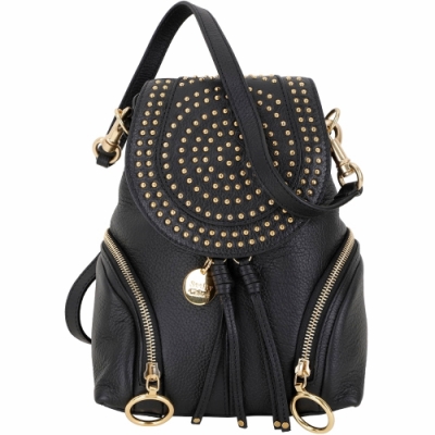 品牌熱銷後背包款 融入鉚釘更顯吸睛 摩登時髦魅力滿分 讓女孩們既甜美又有個性