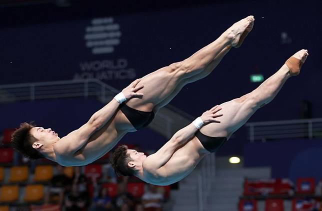 China's Wang and Long defend 3m synchronized title at swimming worlds ...