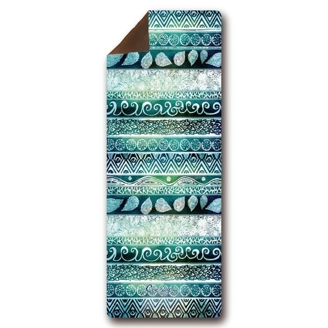 - 使用天然橡膠作為瑜珈墊基底 + 新型陽離子島絲纖維麂皮絨。 - 有機無毒認證水性油墨使用高科技熱昇華技術印刷。 - 其韌性足夠堅韌成為最強大功能的天然材質無毒瑜珈墊。 - 採用台灣製機能型布料作為