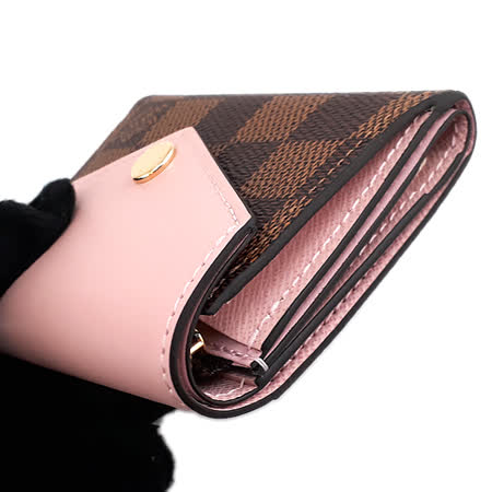 【產品規格】 品牌：LOUIS VUITTON 材質：棋盤格紋帆布 + 芭蕾粉色牛皮 尺寸：寬度9.5 x 高度7.5 x 厚度3公分 設計：今年最流行的迷你款皮夾，讓你可以放進隨身的小包中 款式：五