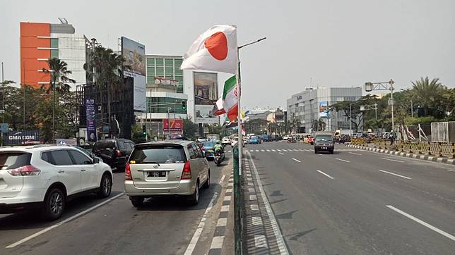 7 Potret Bendera Peserta Asian Games yang Dipasang Pakai 