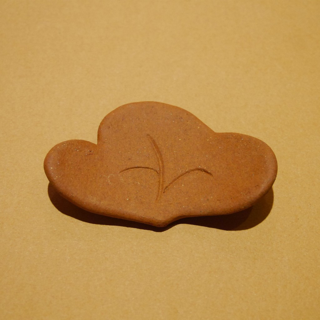 品牌：植島陶製植島是以作者對於台灣土地做為品牌的靈感來源所成立的品牌。植島顧名思義是一個充滿植物的島嶼，這也是作者由自身的創作中反觀所處的島嶼，並提煉出島嶼中的美好作為品牌形象，發展出與台灣土地連結的