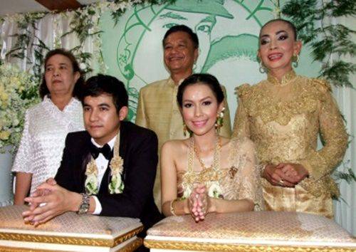 49 ปีที่แสนหวาน ยุ้ย ปัทมวรรณ โพสต์ซึ้ง พ่อรอง-แม่ทุม ครบรอบแต่งงานอีกครั้ง  | MThai.com - Gossip | LINE TODAY