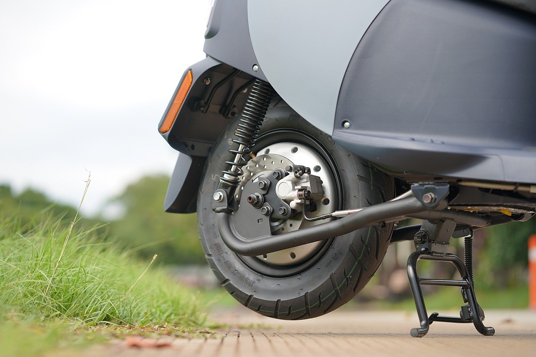 EZ1 具備前後碟煞設計，可回饋給騎士不錯的煞車手感。