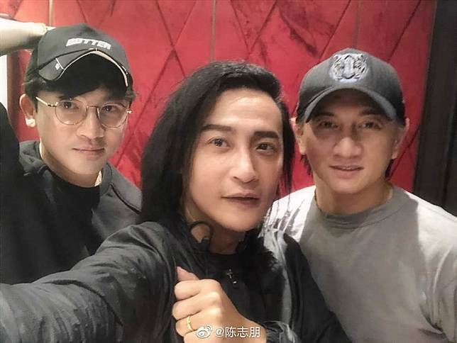 哭了！「小虎隊」終於同框 好久不見吳奇隆變這樣