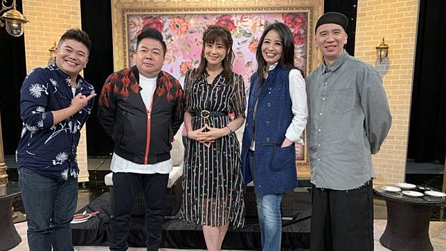 呂文婉(圖右二)曬出和董至成(圖左二)一起上節目的照片。(圖／翻攝自呂文婉臉書)