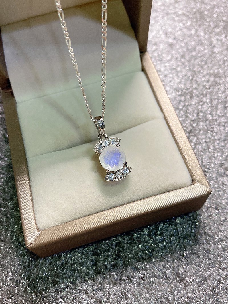 以切面月光石與鋯石設計出的糖果造型墜，簡單大方，設計感十足。