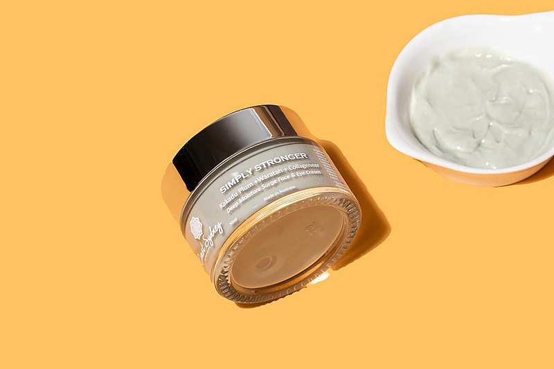 這是一款高度濃縮的面霜和眼霜，含有天然高質量的有機成分，以大馬有機大馬士革玫瑰花水作基底，配合澳大利亞有機野生採摘的卡卡杜李提取物，紅火球帝王花提取物，與專利活性成分Collageneer®和維他命A