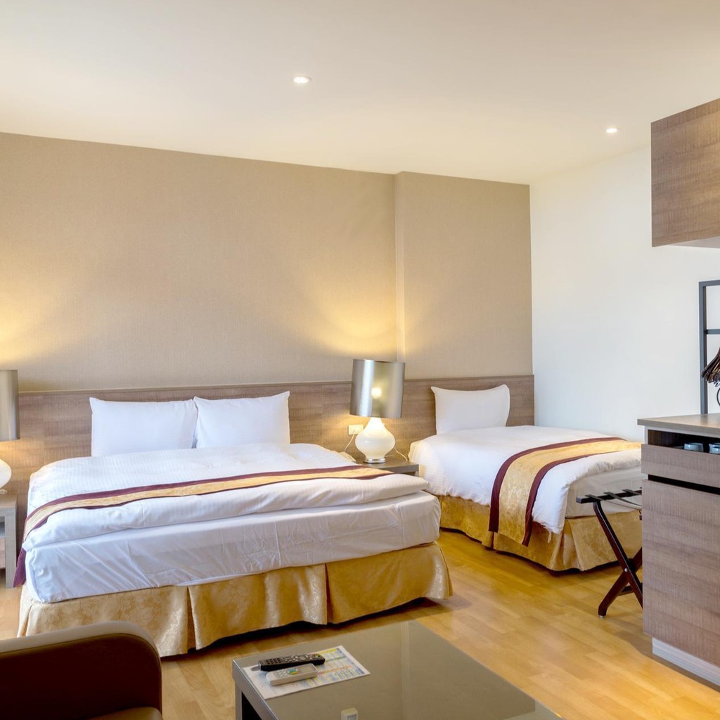 九月品梨甜，十月秋豐收，十一月賞楓趣、採蘋樂，十二月盈霜降。梨山遠離城市，四季分明、空氣清新、物產豐饒，壯麗秀美的群山、星空、冰雪、森林、峽谷、溪流、湖泊、花果蔬菜等生態景觀與耐人尋味的泰雅族原住民、