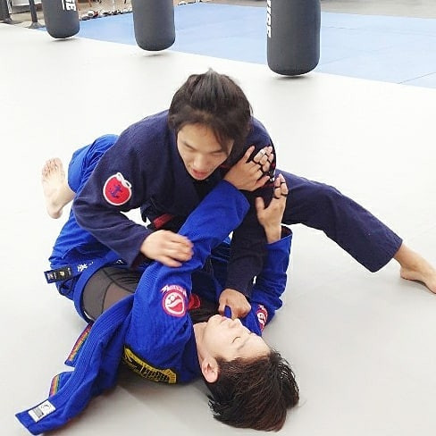 《惡之花》李準基根本武術達人！跆拳道黑帶，還會巴西柔術&泰拳！