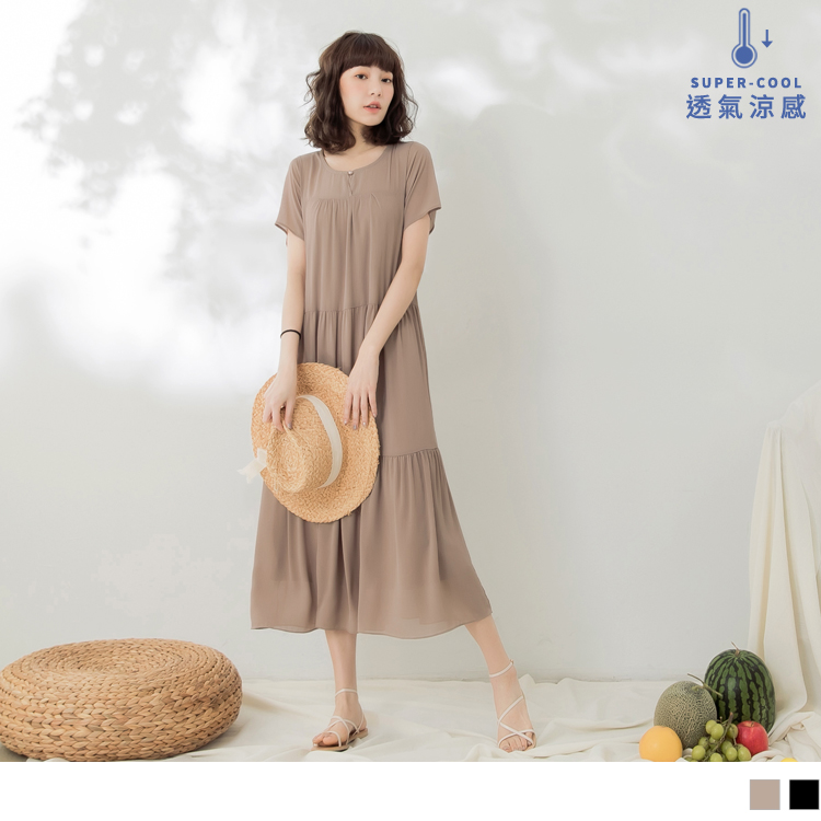 涼感不易皺的雪紡面料， 襯托出雋永的質感， 飛揚的裙襬打造修長線條， 勾勒出女性神祕優雅的輪廓~ 此款3色長洋裝皆適合參加婚禮、情人節約會或日常上班簡約穿搭唷~ ************** 小提醒：