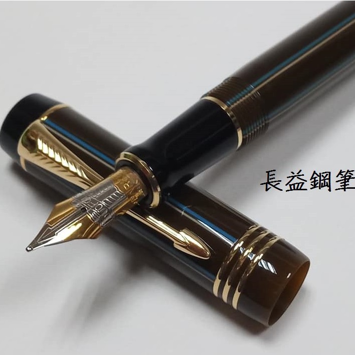 英國 派克 世紀 標準裝復古條紋古銅咖啡色 鋼筆 世紀特別版派克復古條紋特別版有兩種顏色，一種是海軍藍，一種是古銅色。我這款是古銅色三件套。鋼筆只有M尖。全新庫存盒證齊全。品牌: PARKER/派克型