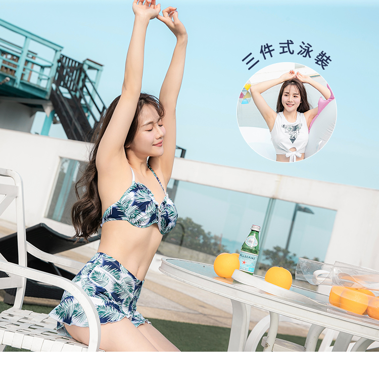 樹葉圖騰，視覺清爽，營造夏季渡假氛圍。 比基尼荷葉邊設計，增添甜美風格。 罩衫綁帶，拉長下半身比例，秀出纖細長腿。 此款1色三件式泳衣，讓你成為萬眾屬目的焦點。 ************** 小提醒：