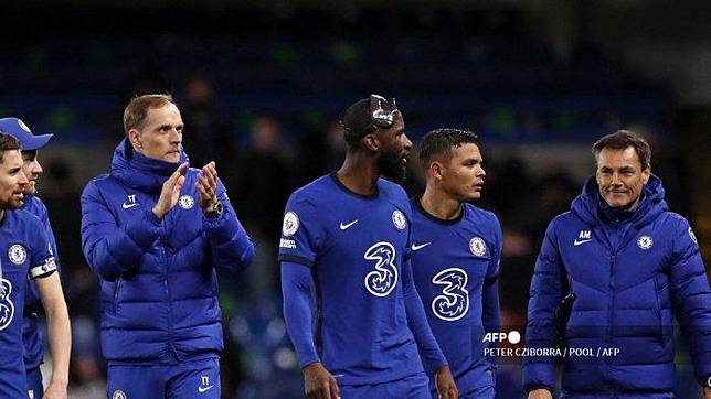 Pelatih kepala Chelsea asal Jerman Thomas Tuchel (kiri) memberikan tepuk tangan kepada para penggemar setelah pertandingan sepak bola Liga Utama Inggris antara Chelsea melawan Leicester City di Stamford Bridge di London pada 18 Mei 2021. Chelsea memenangkan pertandingan 2-1.