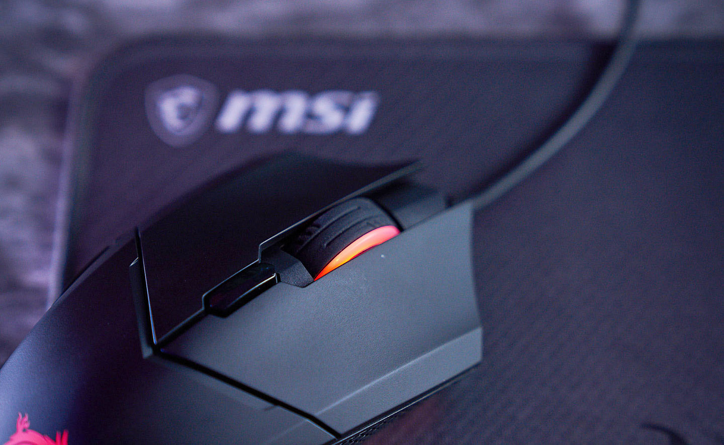 MSI CLutch GM08 的按鍵具備極高的耐用性，中鍵的滾輪表面也加上了止滑材質，操控更能讓人得心應手，滾輪側也加上了 RGB 燈效。