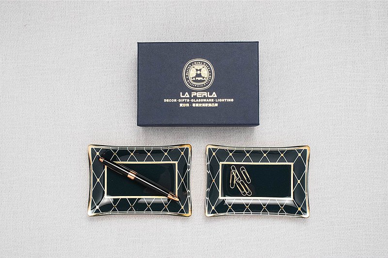 以沉穩內斂的經典藍調搭配細膩而耀眼的金箔鑲嵌於經典的菱格紋線條之間，營造不凡的紳士美感! 誰說只能送給女生! 這款卻是專門為紳士所發想而出的飾品盤。 適合擺放鑰匙、腕錶襯托男士家居品味的新選擇!