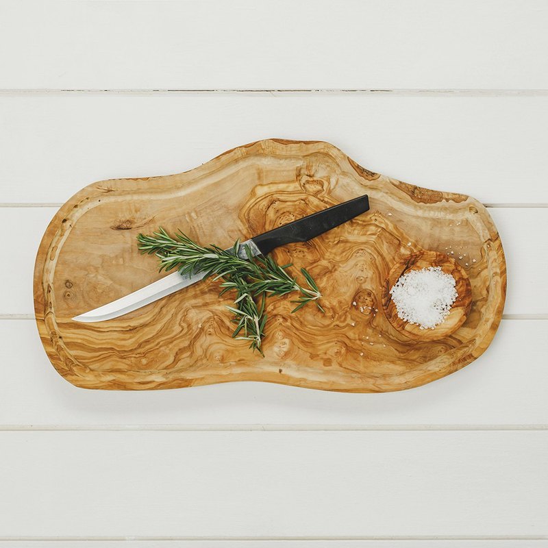 在國外，橄欖木砧板除了可以用來當各種切菜、切肉的用途外，也常常用來作為切麵包、起司的專用砧板。當然，因為橄欖木美麗獨特的圖紋，也可以當作肉品水果的盛盤，直接端上桌，再加上本砧板有集水溝槽設計，可以避免