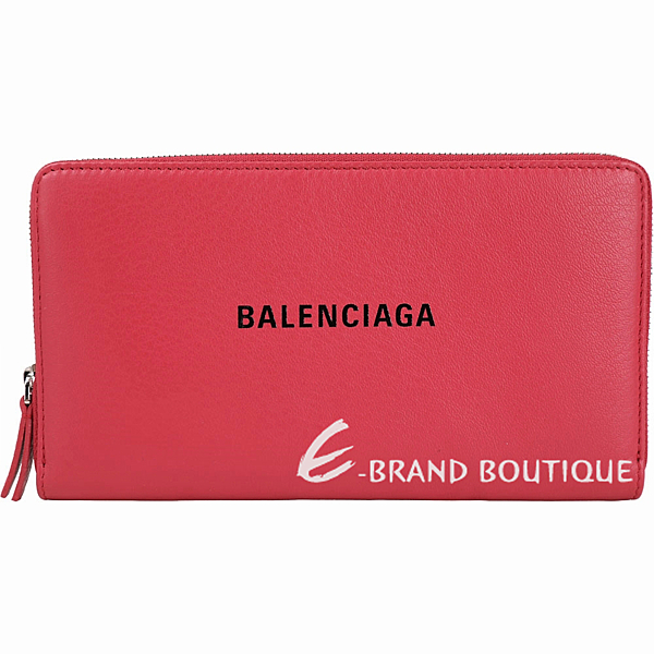 ◆極簡利落之美全場焦點 ◆夾身明確訴說身份象徵 ◆摩登時髦襯托絕對品味