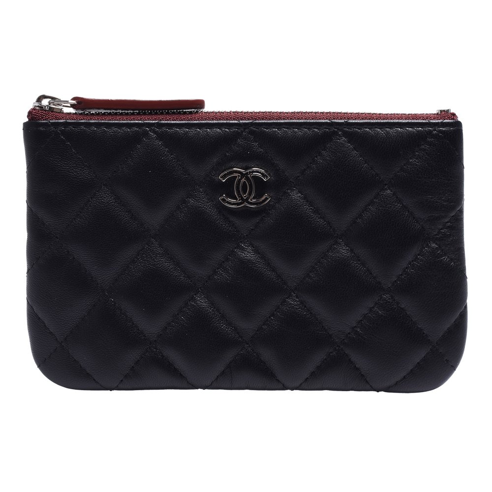 ★黑色陶瓷雙C LOGO ，增添強烈印象★經典菱格壓紋，賦予品牌印象 ★選用頂級小羊皮打造 ，質感絕佳★包身零錢袋設計，收納實用性高