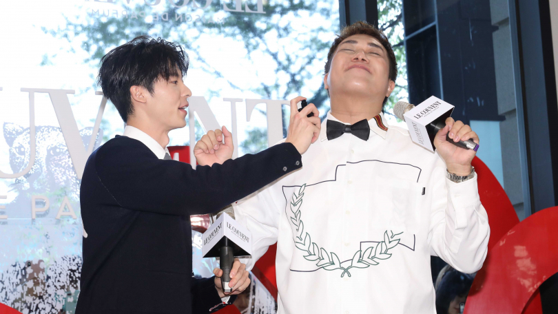 許光漢與主持人關關可愛互動。（圖／林勝發攝）