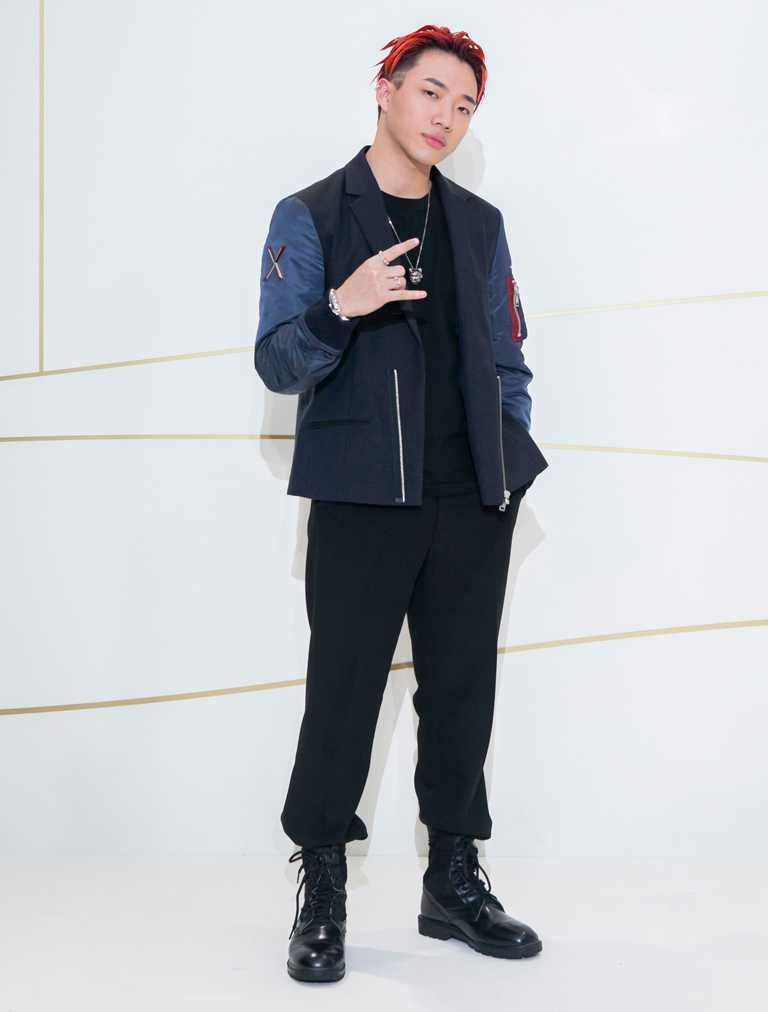 台灣饒舌歌手ØZI，運用潮流裝扮混搭Cartier「Panthère de Cartier美洲豹系列」單品，洋溢青春氣息。（圖╱Cartier提供）