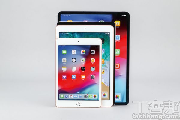 四大系列的iPad尺寸差異尺寸大小是快速分辨iPad四大系列差異之處，而小而大分別為7.9吋iPad mini、9.7吋iPad、10.5吋iPad Air、12.9吋iPad Pro。